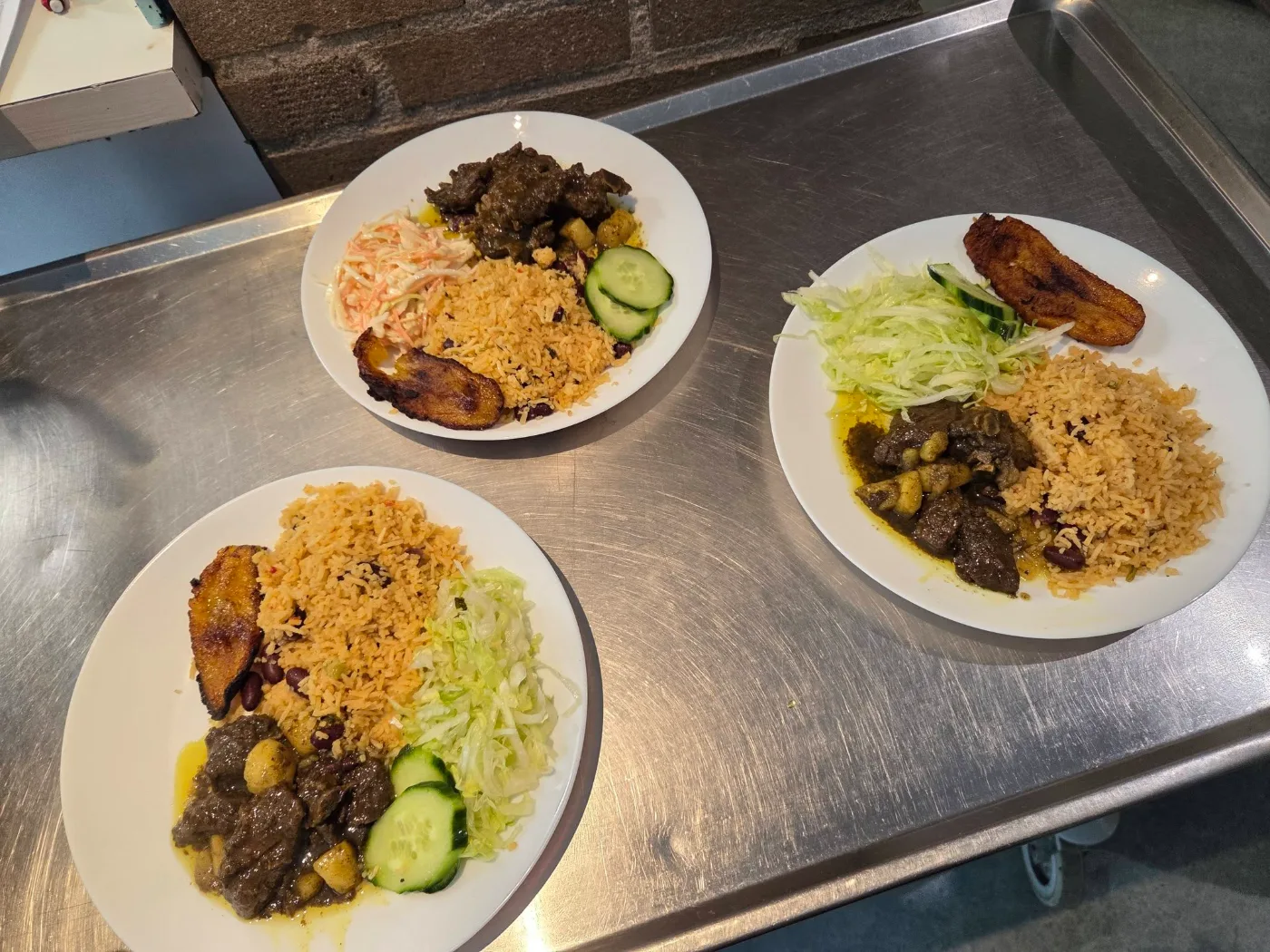 Caribische maaltijden met rijst, bonen, vlees en bakbanaan
