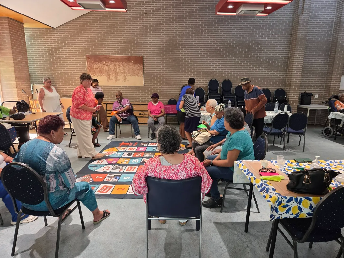 Bewoners spelen samen een spel tijdens de dagopvang